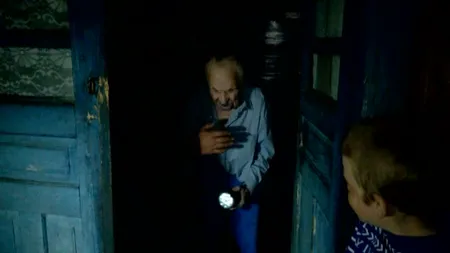 Ca-n Evul Mediu, sate fără curent electric. Copiii învaţă la lumânare, bătrânii rămân prizonieri în întuneric VIDEO