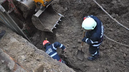 Muncitorul prins sub un mal de pământ în timp ce săpa un şanţ, scos de pompieri după două ore şi dus la spital UPDATE