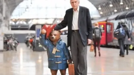 Michael Bond, creatorul ursului Paddington, a murit la vârsta de 91 de ani