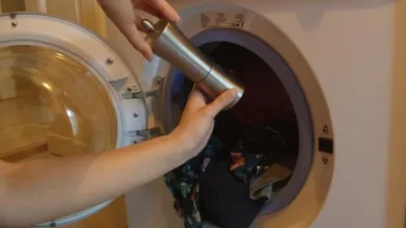 A pus o linguriţă de piper în maşina de spălat. Când vei afla de ce, vei face şi tu la fel