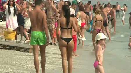 Turiştii care îşi petrec minivacanţa de Rusalii pe litoral, surpriză neplăcută pe plajă