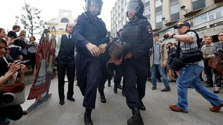 PROTESTE de amploare în Rusia. Aproape 1.000 de oameni au fost arestaţi