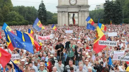 Aproximativ 24.000 de moldoveni au protestat în marile oraşe faţă de modificarea sistemului electoral din Republica Moldova