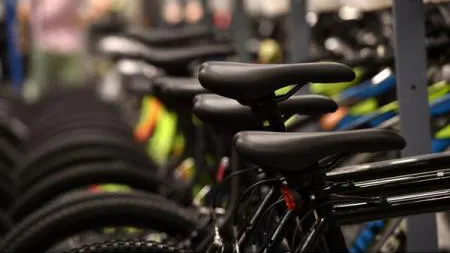 Rastele pentru parcarea bicicletelor, instalate pe străzile din vecinătatea instituţiilor publice din Bucureşti