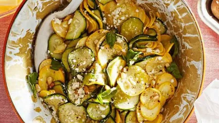 Salată de dovlecei, reţetă apetisantă de vară