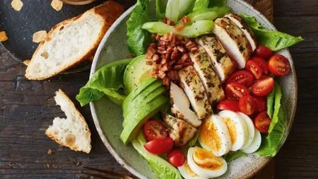 Reţeta zilei: Salată de pui cu ou şi avocado