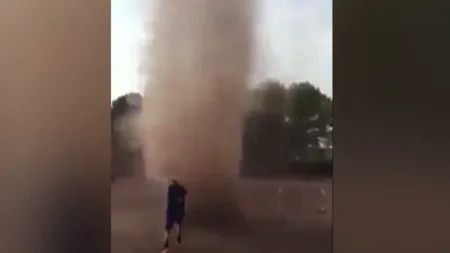 Cei mai curajoşi fotbalişti. Au trecut printr-o tornadă de nisip VIDEO