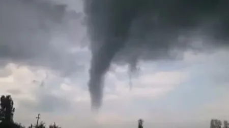 Clipe de coşmar pentru localnicii din Făcăieni. O nouă tornadă s-a abătut asupra localităţii VIDEO