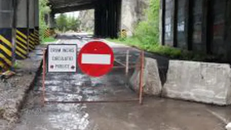 Bariera de pe Transfăgărăşan, demontată de turişti. Şoferii ignoră interdicţia de circulaţie