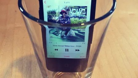 Ce se întâmplă dacă pui telefonul într-un pahar gol. Cel mai tare truc