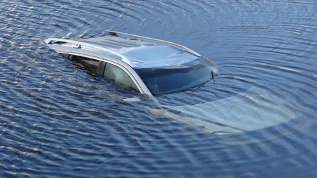 Autoturism abandonat, găsit în apa râului Neajlov, în judeţul Giurgiu