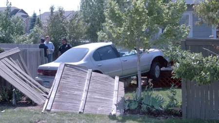 Accident grav în Prahova.  Un şofer a intrat cu maşina într-o curte, unde a rănit trei persoane