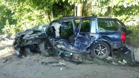 O familie a fost spulberată într-un accident, în Bacău. Tatăl a murit, copilul şi soţia sunt în stare gravă