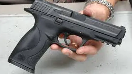 Un român din Italia a scos un pistol şi se pregătea să tragă. Incidentul a avut loc într-o autogară