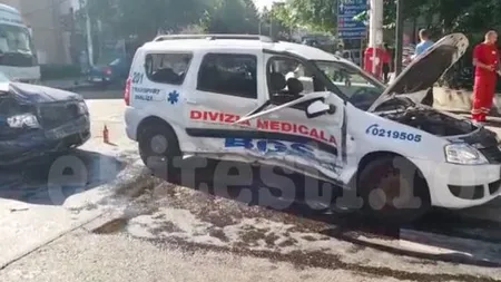 O ambulanţă aflată în misiune, implicată într-un accident