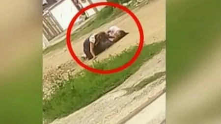 Imagini şocante. Două femei se bat în faţa unui copil VIDEO