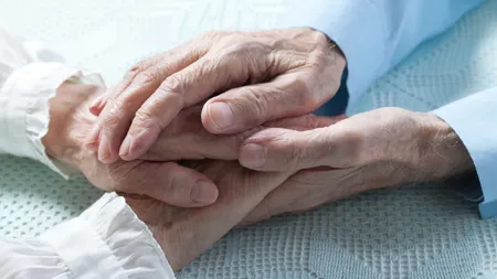 Doi bătrâni din Iaşi au cerut ordin de protecţie împotriva fiului lor