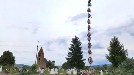 Cel mai neobişnuit monument ridicat la căpătâiul unui tânăr mort într-un teribil accident, în vestul ţării! VIDEO