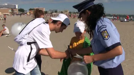 Aproximativ 180.000 de brăţări salvatoare, împărţite copiilor pe litoral VIDEO