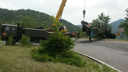 Camionul militar implicat în accidentul din judeţul Argeş a fost scos din râpă şi va fi dus într-o bază a MApN