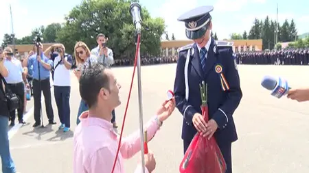 Cerere în căsătorie inedită, la ceremonia de absolvire a Şcolii de Poliţie de la Câmpina chiar în faţa ministrului de Intern