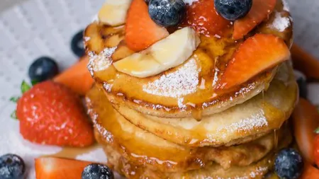 REŢETA ZILEI. Tort de clătite americane cu fructe