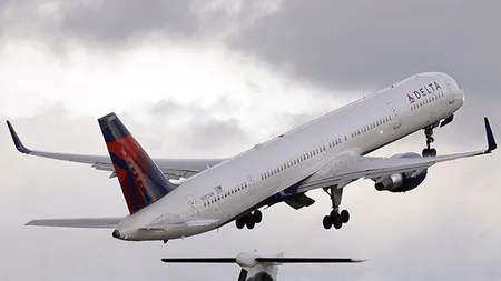 Atac la bordul unui avion de pasageri. Trei oameni au fost răniţi