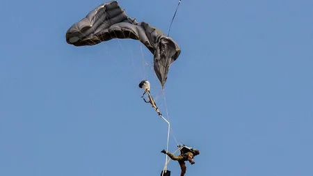 Parchetul Militar face o anchetă în cazul militarului mort la Zărneşti, paraşuta era nouă