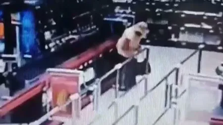 Imagini incredibile într-un supermarket din Timişoara. O femeie a fost surprinsă când îşi face nevoile lângă casa de marcat