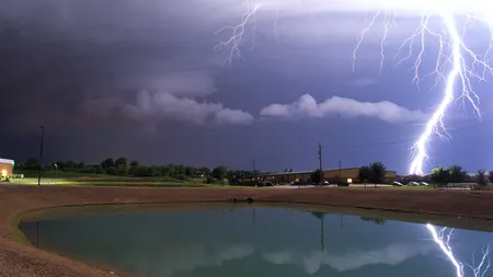 COD GALBEN şi PORTOCALIU de ploi cu grindină şi fulgere în mai multe judeţe