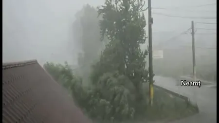 Furtuni puternice în ţară. Culturi distruse, localităţi fără curent şi acoperişuri smulse de vânt VIDEO