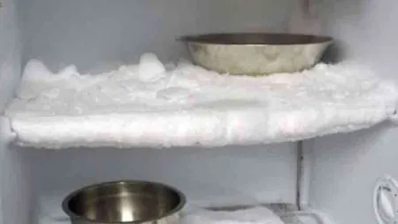 Trucuri în bucătărie: Cum faci ca să nu se mai încarce pereţii congelatorului cu gheaţă