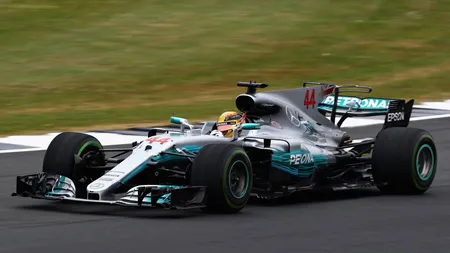 MARELE PREMIU DE FORMULA 1 AL MARII BRITANII. Lewis Hamilton a spulberat concurenţa, va pleca din pole-position