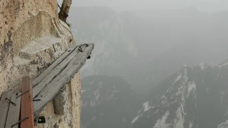 Poteca Scândură pe Cer, unul dintre cele mai periculoase trasee din lume. Imagini care îţi taie respiraţia VIDEO