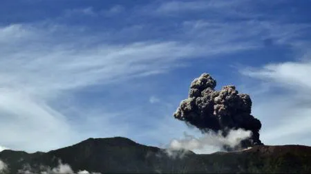 Indonezia. Zece turişti răniţi în urma erupţiei unui vulcan din provincia Java Centrală