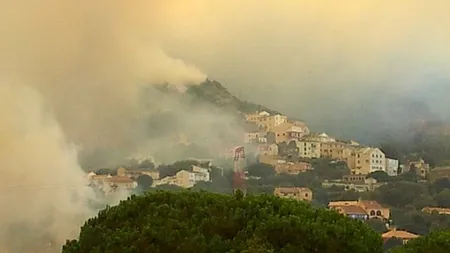 Zeci de case din insula franceză Corsica au fost evacuate din cauza unui amplu incendiu de vegetaţie