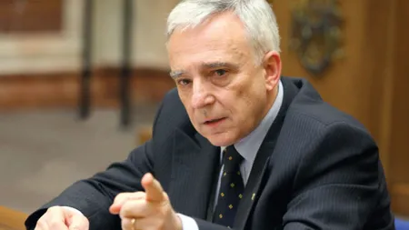 Mugur Isărescu, despre majorarea accizei la carburanţi: Ne va afecta, va împinge inflaţia în sus