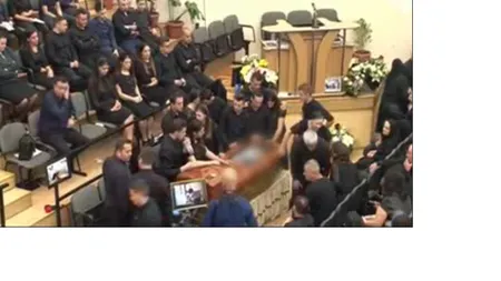 Înmormântare cu 73.000 de BOCITOARE! Familia unui tânăr a transmis live pe Facebook funeraliile