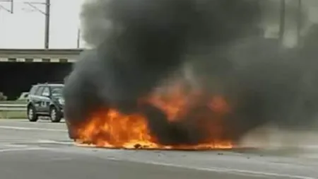 O maşină a luat FOC în MERS pe Autostrada Soarelui