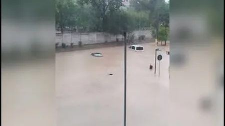 Prăpăd din cauza furtunilor- Maşini înghiţite de ape, animale ucise de viitură, ambulanţă blocată, trafic paralizat VIDEO
