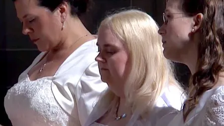 Miresele lui Hristos. Trei femei s-au căsătorit cu Iisus, slujba a fost oficiată de preoţi catolici VIDEO