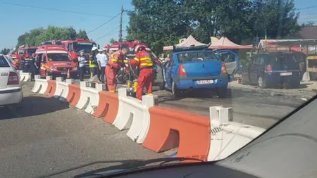 Accident spectaculos pe DN 14: I s-a deschis capota maşinii şi a ajuns pe contrasens, lovind alte vehicule