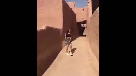 O tânără misterioasă scandalizează Arabia Saudită. Se plimbă pe stradă în FUSTĂ SCURTĂ. Imaginile au apărut pe Twitter VIDEO