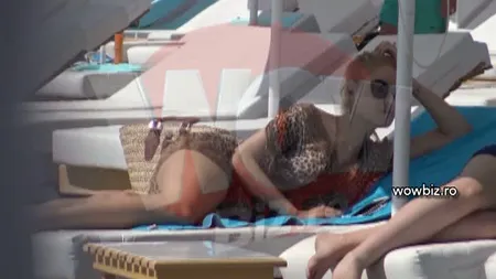 Valentina Pelinel a făcut senzaţie la mare. Vedeta a fost surprinsă alături de băieţelul Milan VIDEO