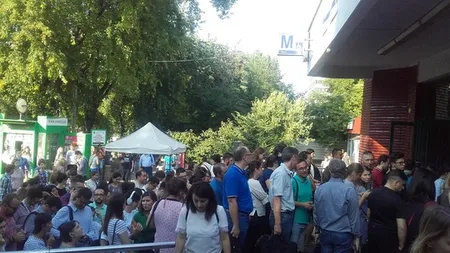 Aglomeraţie la staţia de metrou Pipera în a doua zi de la introducerea noul sistem de acces