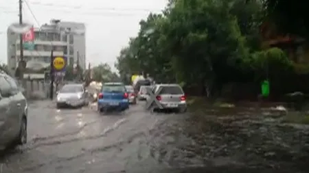 Canalizarea Capitalei a trebuit să preia un volum de apă de la ploi cât debitul Oltului VIDEO