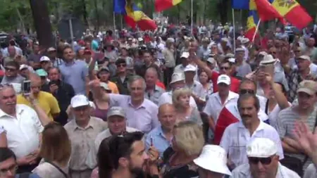 Sute de oameni au protestat la Chişinău faţă de schimbarea sistemului de vot. Preşedintele Dodon a promulgat legea UPDATE