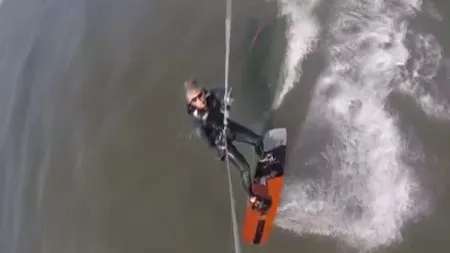 Imagini spectaculoase cu Regele Phillipe al Belgiei. Suveranul în vârstă de 57 de ani s-a filmat făcând kitesurfing în Marea Nordului