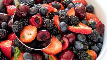 Reţeta zilei: Salată cu fructe de vară şi sos de miere