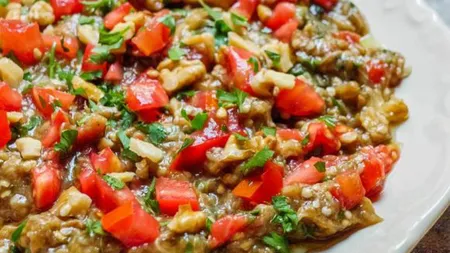 Salată de vinete cu roşii şi pătrunjel